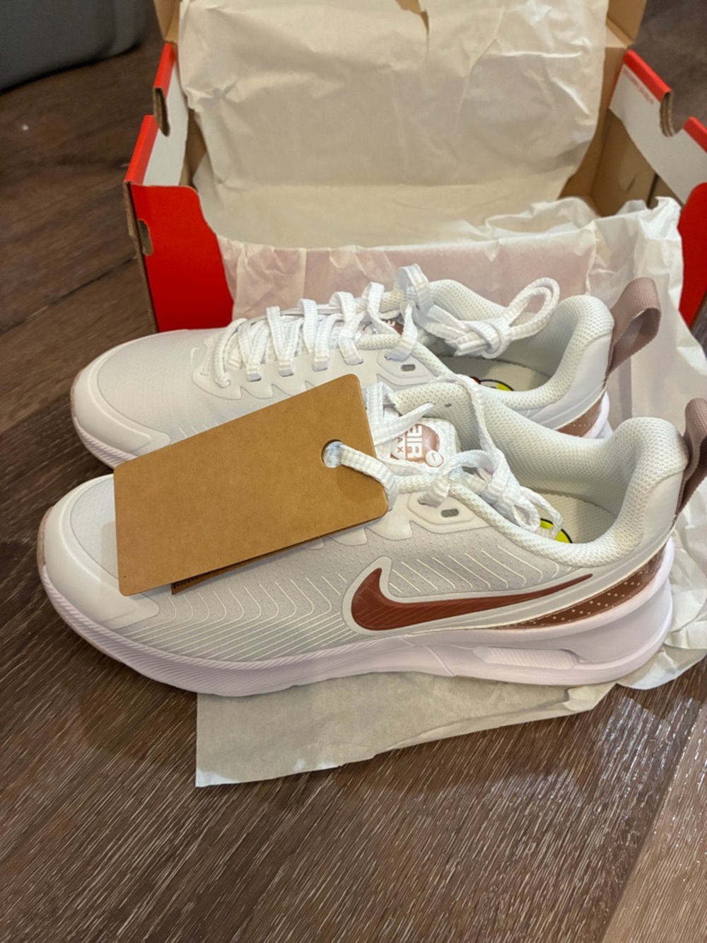 New Women’s Nike Air Max Nuaxis Shoes. White Bronze. Size 7.5 - Picture 5 of 8